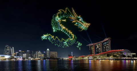 Singapore cho 1.500 drone tạo hình rồng khổng lồ mừng Tết- Ảnh 1. Chú rồng tạo hình bằng 1.500 drone - Ảnh: MARINA BAY SANDS