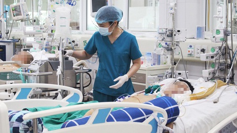 Tin tức sáng 9-7: Thêm ca dương tính bạch hầu; Hà Nội tăng sốt xuất huyết, ho gà, viêm não- Ảnh 1. Chăm sóc bệnh nhân mắc sốt xuất huyết
