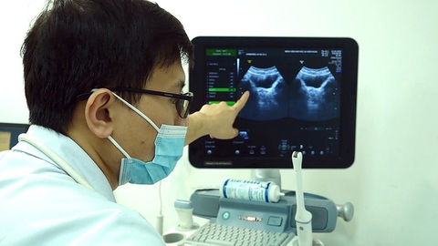 Sẽ phẫu thuật nội soi cho thai nhi trong bụng mẹ- Ảnh 1. Bác sĩ Bệnh viện Nam học và Hiếm muộn Hà Nội siêu âm cho bệnh nhân - Ảnh: DƯƠNG LIỄU