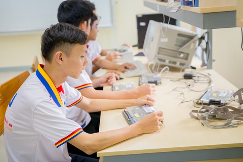 Hà Nội, Đà Nẵng, TP.HCM là 3 trung tâm nghiên cứu, chế tạo bán dẫn- Ảnh 4. Sẽ thiết lập trung tâm nghiên cứu chế tạo bán dẫn để cung cấp dịch vụ nghiên cứu, chế tạo, thiết kế vi mạch - Ảnh: Đ.N.