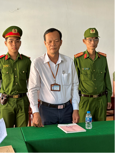 Bắt bí thư xã trình phê duyệt danh sách cấp 40 nền nhà sai quy định- Ảnh 1. Tống đạt quyết định khởi tố bị can Bạch Việt Mến - bí thư Đảng ủy xã Bình Thành, huyện Phụng Hiệp, Hậu Giang - Ảnh: Công an cung cấp