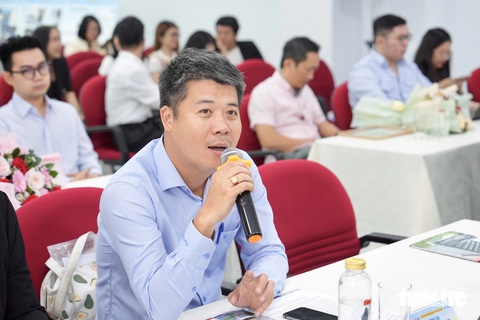 Ông Lê Quang Đạo, trưởng phòng hạ tầng kỹ thuật Sở Xây dựng TP.HCM, đặt câu hỏi với tác giả đoạt giải ba Đỗ Anh Ngọc - Ảnh: HỮU HẠNH Ông Lê Quang Đạo, trưởng phòng hạ tầng kỹ thuật Sở Xây dựng TP.HCM, đặt câu hỏi với tác giả đoạt giải ba Đỗ Anh Ngọc - Ảnh: HỮU HẠNH
