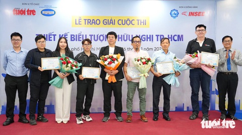 Đơn vị đồng hành cuộc thi trao giải cho các tác giả đoạt giải khuyến khích trên sân khấu - Ảnh: HỮU HẠNH Đơn vị đồng hành cuộc thi trao giải cho các tác giả đoạt giải khuyến khích - Ảnh: HỮU HẠNH