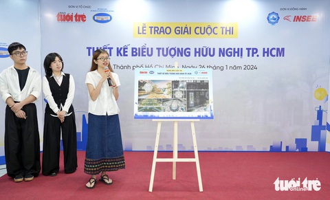 Nhóm sinh viên GẾNT trình bày ý tưởng Biểu tượng hữu nghị TP.HCM: Nối vòng tay lớn - Ảnh: HỮU HẠNH Nhóm sinh viên GẾNT trình bày ý tưởng Biểu tượng hữu nghị TP.HCM: Nối vòng tay lớn - Ảnh: HỮU HẠNH