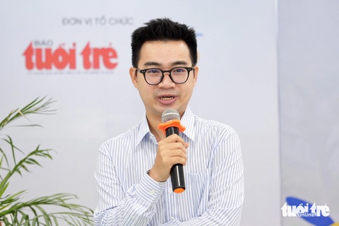 Kiến trúc sư Bùi Minh Châu, tác giả đoạt giải nhất, trình bày về ý tưởng Sóng nước giao hòa, kết tình hữu nghị - Ảnh: HỮU HẠNH Kiến trúc sư Bùi Minh Châu, tác giả đoạt giải nhất, trình bày về ý tưởng Sóng nước giao hòa, kết tình hữu nghị - Ảnh: HỮU HẠNH