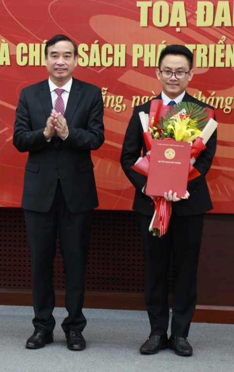 Hà Nội, Đà Nẵng, TP.HCM là 3 trung tâm nghiên cứu, chế tạo bán dẫn- Ảnh 1. Ông Lê Hoàng Phúc (phải) làm giám đốc trung tâm nghiên cứu, đào tạo thiết kế vi mạch và trí tuệ nhân tạo Đà Nẵng (DSAC) - Ảnh: Đ.N.