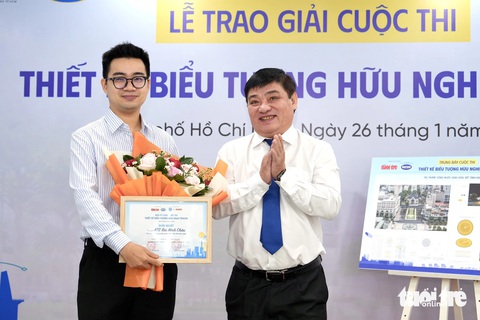 Nhà báo Lê Thế Chữ, tổng biên tập báo Tuổi Trẻ, trao giải cho tác giả đoạt giải nhất - kiến trúc sư Bùi Minh Châu - Ảnh: HỮU HẠNH Nhà báo Lê Thế Chữ, tổng biên tập báo Tuổi Trẻ, trao giải cho tác giả đoạt giải nhất - kiến trúc sư Bùi Minh Châu - Ảnh: HỮU HẠNH