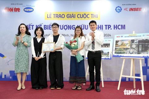 Giám khảo Phạm Trần Thanh Thảo và ông Võ Hùng Thuật trao giải cho nhóm tác giả đoạt giải nhì - Ảnh: HỮU HẠNH Giám khảo Phạm Trần Thanh Thảo và ông Võ Hùng Thuật trao giải cho nhóm tác giả đoạt giải nhì - Ảnh: HỮU HẠNH