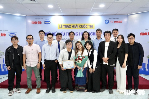 Các tác giả đoạt giải chụp ảnh lưu niệm với ban tổ chức và ban giám khảo, các đơn vị đồng hành - Ảnh: HỮU HẠNH Các tác giả đoạt giải chụp ảnh lưu niệm với ban tổ chức và ban giám khảo, các đơn vị đồng hành - Ảnh: HỮU HẠNH