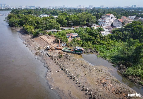 Dự án chống sạt lở Thanh Đa ì ạch, bờ kè liêu xiêu, cỏ mọc um tùm- Ảnh 2. Dù là dự án cấp bách nhưng tại công trường đoạn 2 của dự án (khu vực sông Sài Gòn - khu vực khách sạn Sài Gòn Domaine) không có bóng dáng của công nhân hay máy móc - Ảnh: CHÂU TUẤN