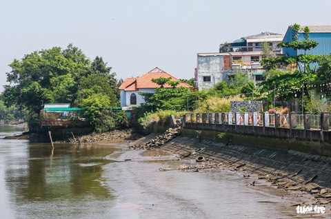 Dự án chống sạt lở Thanh Đa ì ạch, bờ kè liêu xiêu, cỏ mọc um tùm- Ảnh 4. Một số vị trí ở đoạn này được làm kè nhưng đã bong tróc, đất đá đổ xuống mặt sông mỗi ngày một nhiều hơn - Ảnh: ĐỨC PHÚ