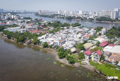 Dự án chống sạt lở Thanh Đa ì ạch, bờ kè liêu xiêu, cỏ mọc um tùm- Ảnh 7. Theo báo cáo từ địa phương và chủ đầu tư, một số mặt bằng thi công đã được bàn giao từ tháng 6-2022 nhưng nhà thầu vẫn không làm - Ảnh: CHÂU TUẤN
