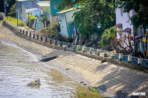 Dự án chống sạt lở Thanh Đa ì ạch, bờ kè liêu xiêu, cỏ mọc um tùm- Ảnh 8. Trong khi đó, một ví trí dài khoảng 200m thuộc đoạn 1 dự án chống sạt lở bán đảo Thanh Đa (1 trong 4 đoạn đã hoàn thành) đã bị sạt lở nghiêm trọng vào tháng 6-2023. Hiện cơ quan chức năng đã di dời các hộ dân ở đây để đảm bảo tính mạng - Ảnh: ĐỨC PHÚ