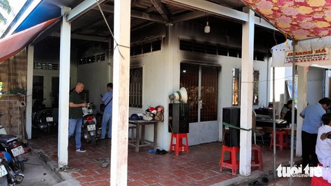 Lời kể của người đối mặt kẻ bắn 3 người ở Vĩnh Long- Ảnh 3. Căn nhà bị nghi phạm phóng hỏa đốt cháy rụi đồ đạc - Ảnh: CHÍ HẠNH
