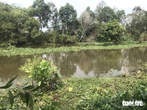 Phạm nhân trốn khỏi trại giam Mỹ Phước khai gì?- Ảnh 1. Con sông mà Hưng đã bơi qua để bỏ trốn - Ảnh: HOÀI THƯƠNG