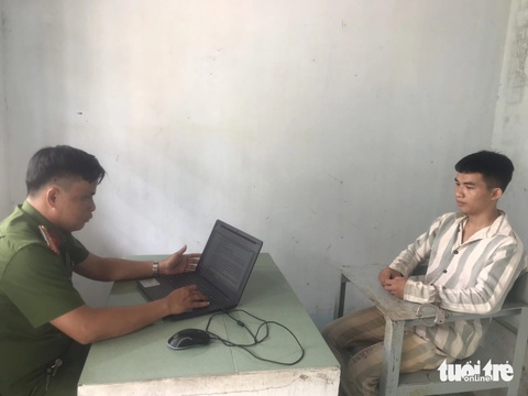Phạm nhân trốn khỏi trại giam Mỹ Phước khai gì?- Ảnh 2. Phạm nhân Vương Trọng Hưng làm việc với cơ quan điều tra - Ảnh: THANH TUẤN