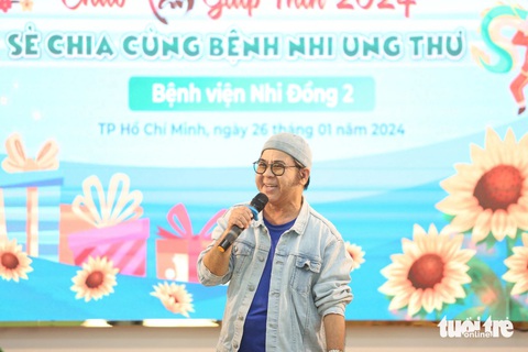 Nghệ sĩ Bạch Long trò chuyện với phụ huynh và bệnh nhi, đồng thời tặng mọi người câu vọng cổ hài - Ảnh: PHƯƠNG QUYÊN Nghệ sĩ Bạch Long trò chuyện với phụ huynh và bệnh nhi, đồng thời tặng mọi người câu vọng cổ hài - Ảnh: PHƯƠNG QUYÊN