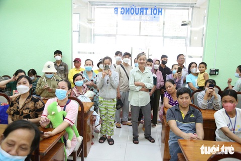 Phụ huynh và bệnh nhi hào hứng xem chương trình văn nghệ - Ảnh: PHƯƠNG QUYÊN Phụ huynh và bệnh nhi hào hứng xem chương trình văn nghệ - Ảnh: PHƯƠNG QUYÊN