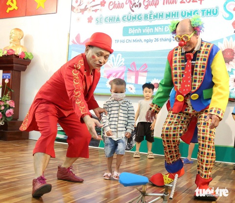 Các bệnh nhi khoái chí tham gia tương tác cùng tiết mục xiếc hề của nghệ sĩ Phi Vũ (bìa trái) và Minh Đức - Ảnh: PHƯƠNG QUYÊN Các bệnh nhi khoái chí tham gia tương tác cùng tiết mục xiếc hề của nghệ sĩ Phi Vũ (bìa trái) và Minh Đức - Ảnh: PHƯƠNG QUYÊN