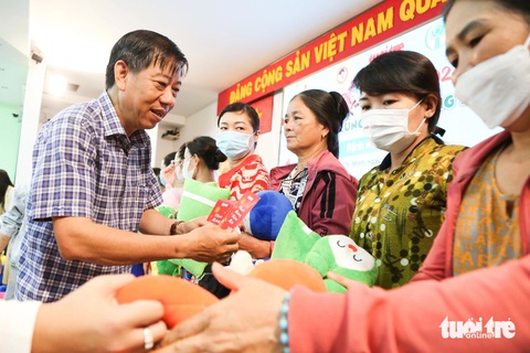 Ông Nguyễn Văn Dũng, phó chánh văn phòng tòa soạn báo Tuổi Trẻ, trao quà cho gia đình bệnh nhi ung thư - Ảnh: PHƯƠNG QUYÊN Ông Nguyễn Văn Dũng, phó chánh văn phòng tòa soạn báo Tuổi Trẻ, trao quà cho gia đình bệnh nhi ung thư - Ảnh: PHƯƠNG QUYÊN