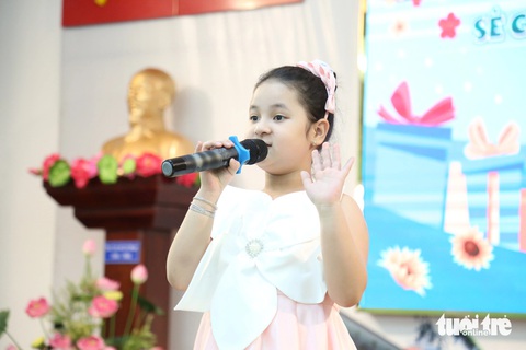 Bé Mia An Nhiên hát tặng các bệnh nhi - Ảnh: PHƯƠNG QUYÊN Bé Mia An Nhiên hát tặng các bệnh nhi - Ảnh: PHƯƠNG QUYÊN