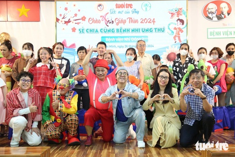 Các nghệ sĩ Bạch Long, Phi Vũ, Minh Đức, các ca sĩ nhí cùng đại diện báo Tuổi Trẻ, Bệnh viện Nhi Đồng 2 trao quà cho bệnh nhi ung thư - Ảnh: PHƯƠNG QUYÊN Các nghệ sĩ Bạch Long, Phi Vũ, Minh Đức, các ca sĩ nhí cùng đại diện báo Tuổi Trẻ, Bệnh viện Nhi đồng 2 trao quà cho bệnh nhi ung thư - Ảnh: PHƯƠNG QUYÊN