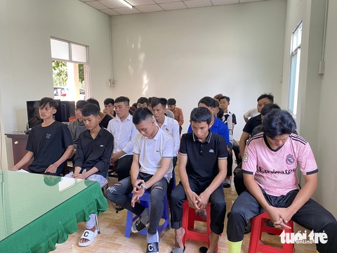 Truy tố 44 người cầm hung khí đi đánh nhau vì mâu thuẫn trên Facebook- Ảnh 1. Những thanh niên bị truy tố về hành vi gây rối trật tự công cộng - Ảnh: HOÀI THƯƠNG