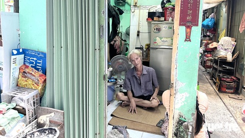 Tình thương mến thương ở hẻm nhỏ xíu xiu- Ảnh 1. Ông Đạt Tín ở căn nhà bé xíu từ thời cha mẹ để lại