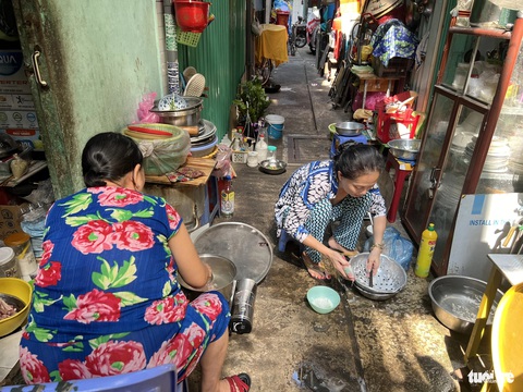 Một khu bếp được dời ra ngoài hẻm để tiết kiệm không gian sinh hoạt trong nhà quá nhỏ - ẢNH: TRÚC QUYÊN Một khu bếp được dời ra ngoài hẻm để tiết kiệm không gian sinh hoạt trong nhà quá nhỏ - ẢNH: TRÚC QUYÊN