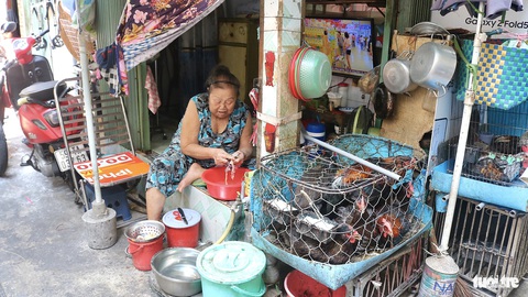 Tình thương mến thương ở hẻm nhỏ xíu xiu- Ảnh 4. Một hộ dân hiếm hoi còn mưu sinh nghề bán gà