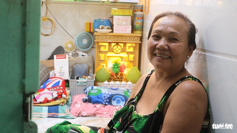 Tình thương mến thương ở hẻm nhỏ xíu xiu- Ảnh 6. Bà Phượng Liên tươi cười trong căn nhà siêu nhỏ như hộp diêm - Ảnh: TRÚC QUYÊN