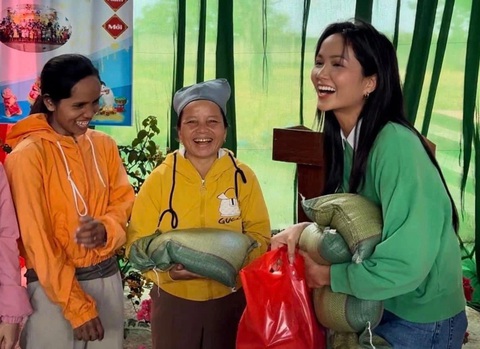 H'Hen Niê tặng gạo nhà trồng được cho bà con khó khăn - Ảnh: NVCC H'Hen Niê tặng gạo nhà trồng được cho bà con khó khăn - Ảnh: NVCC
