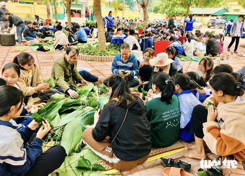 Mướt mắt vườn rau xanh học trò miền núi trồng gây quỹ giúp bạn- Ảnh 7. Từ nguồn quỹ bán rau, thầy trò tổ chức nhiều hoạt động ngoại khóa ý nghĩa - Ảnh: HƯNG LÊ