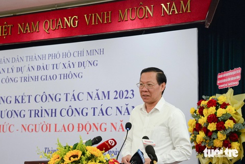 Chủ tịch Phan Văn Mãi: Quản lý giao thông TP.HCM phải tăng cường ứng dụng công nghệ- Ảnh 1. Chủ tịch UBND TP.HCM Phan Văn Mãi phát biểu tại hội nghị tổng kết năm 2023 của Ban Quản lý dự án đầu tư xây dựng các công trình giao thông - Ảnh: CHÂU TUẤN