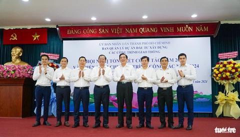 Chủ tịch Phan Văn Mãi: Quản lý giao thông TP.HCM phải tăng cường ứng dụng công nghệ- Ảnh 2. Chủ tịch UBND TP.HCM Phan Văn Mãi cùng đại diện các sở ban ngành tại hội nghị tổng kết năm 2023 của Ban Quản lý dự án đầu tư xây dựng các công trình giao thông - Ảnh: CHÂU TUẤN