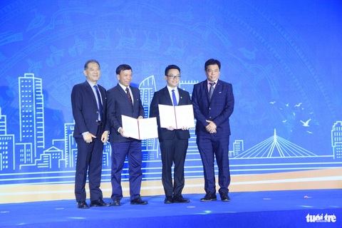 Giám đốc công ty sản xuất linh kiện cho Boeing: Bất ngờ vì thủ tục đầu tư vào Đà Nẵng quá nhanh- Ảnh 2. Trao biên bản, ghi nhớ về hợp tác đầu tư nhân lực thiết kế vi mạch, bán dẫn - Ảnh: TRƯỜNG TRUNG
