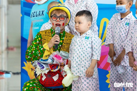 Đưa con nhỏ ung thư từ Đắk Lắk về TP.HCM cấp cứu với 800.000 đồng trong túi- Ảnh 4. Các bệnh nhi lên sân khấu giao lưu, khuấy động chương trình cùng các "chú hề" - Ảnh: THẾ BẢO