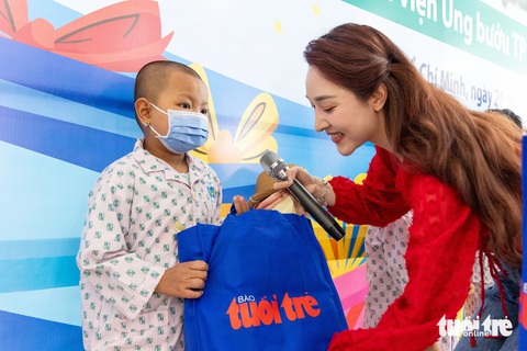 Đưa con nhỏ ung thư từ Đắk Lắk về TP.HCM cấp cứu với 800.000 đồng trong túi- Ảnh 5. 1.000 phần quà xuân được chương trình Ước mơ của Thúy tặng tận tay các bệnh nhi ung thư đang điều trị tại 10 bệnh viện ở Hà Nội, Đà Nẵng, Thừa Thiên Huế và TP.HCM dịp này - Ảnh: THẾ BẢO