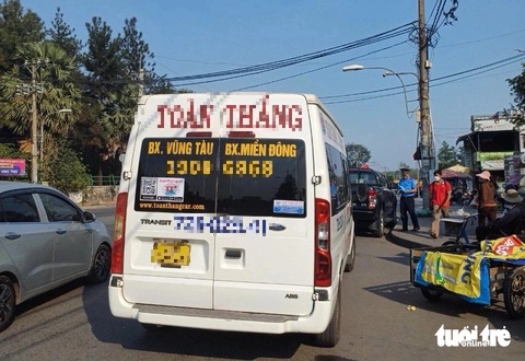 Kiểm tra đột xuất xe dù, cảnh sát giao thông Thủ Đức phát hiện nhiều 'kiểu' vi phạm- Ảnh 1. Chiều 26-1, lực lượng kiểm tra, lập biên bản một xe 16 chỗ dừng, đỗ ngay biển cấm gần cổng Bệnh viện Ung bướu (TP Thủ Đức) - Ảnh: THU DUNG