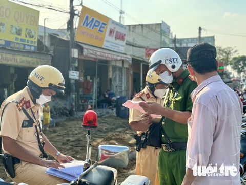 Kiểm tra đột xuất xe dù, cảnh sát giao thông Thủ Đức phát hiện nhiều 'kiểu' vi phạm- Ảnh 2. Thời gian cao điểm Tết, lực lượng cảnh sát giao thông TP Thủ Đức cùng thanh tra giao thông Sở Giao thông vận tải TP.HCM... tăng cường kiểm tra "xe dù, bến cóc" quanh bến xe Miền Đông mới - Ảnh: THU DUNG