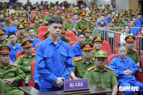 Xét xử giang hồ Phú Quốc Thái Bus: Đề nghị 1 án tử hình, 3 án chung thân- Ảnh 1. Đoàn Thiên Long dùng súng bắn chết 2 người và khiến 6 người bị thương. Bị cáo bị đề nghị mức án tử hình - Ảnh: BỬU ĐẤU