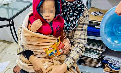 Bé trai 2 tuổi bị bỏ rơi giữa đồng trong trời rét cóng- Ảnh 1. Bé trai được người dân đưa về trạm y tế xã - Ảnh: V.D.