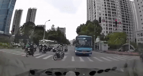 Tài xế xe buýt lấn làn, quyết 'thi gan' với xe đi đúng chiều- Ảnh 1. Hình ảnh tài xế xe buýt chặn đầu xe đi đúng chiều - Ảnh: V.A.