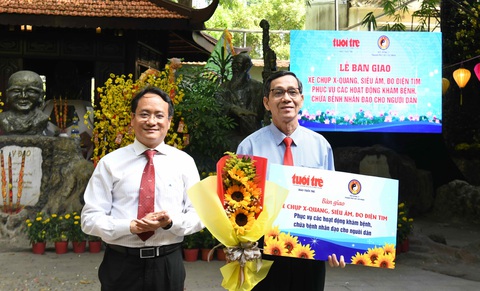 Bàn giao xe chụp X-quang, siêu âm giá 2,1 tỉ đồng cho Hội Đông y TP.HCM- Ảnh 1. Ông Nguyễn Hoàng Nguyên - phó tổng biên tập báo Tuổi Trẻ - bàn giao xe chụp X-quang, siêu âm, đo điện tim cho Hội Đông y TP.HCM - Ảnh: CHẾ TRUNG