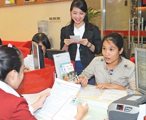 Năm 2024 người dân TP.HCM sẽ xác thực tài khoản định danh bằng CMND 9 số- Ảnh 1. Sắp tới đồng bộ CMND 9 số với CCCD, người dân sẽ thuận lợi khi xác thực tài khoản để thực hiện các dịch vụ công. Trong ảnh: khách hàng sử dụng CMND giao dịch tại Ngân hàng HDBank - Ảnh: TỰ TRUNG