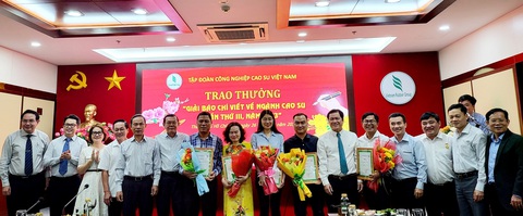 Báo Tuổi Trẻ đoạt 2 giải A Giải báo chí viết về ngành cao su Việt Nam năm 2023- Ảnh 1. Phóng viên Sơn Lâm và Mai Hương (thứ 7 và thứ 8 từ phải qua) đại diện nhóm phóng viên báo Tuổi Trẻ nhận hai giải A Giải "Báo chí viết về ngành cao su Việt Nam lần thứ III - năm 2023"
