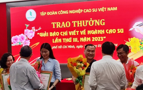 Báo Tuổi Trẻ đoạt 2 giải A Giải báo chí viết về ngành cao su Việt Nam năm 2023- Ảnh 2. Các phóng viên nhận giải báo chí