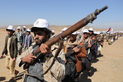Trung Quốc âm thầm thúc giục Iran kiềm chế Houthi ở Biển Đỏ?- Ảnh 1. Tổ chức Houthi tuyển mộ thêm lực lượng tại Yemen. Trung Quốc được cho đã thúc giục Iran giúp kiềm chế hành động của Houthi, tổ chức do Iran hậu thuẫn - Ảnh: REUTERS