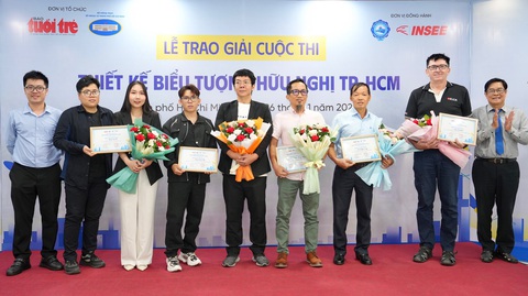 Đơn vị đồng hành cuộc thi trao giải cho các tác giả đoạt giải khuyến khích trên sân khấu - Ảnh: HỮU HẠNH Đơn vị đồng hành cuộc thi trao giải cho các tác giả đoạt giải khuyến khích trên sân khấu - Ảnh: HỮU HẠNH
