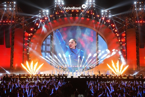 VietinBank mang ý nghĩa thực của Sống lãi đến khách hàng- Ảnh 6. Ca sĩ Tóc Tiên biểu diễn trong concert Sống một đời có “lãi” - Ảnh: Vietinbank